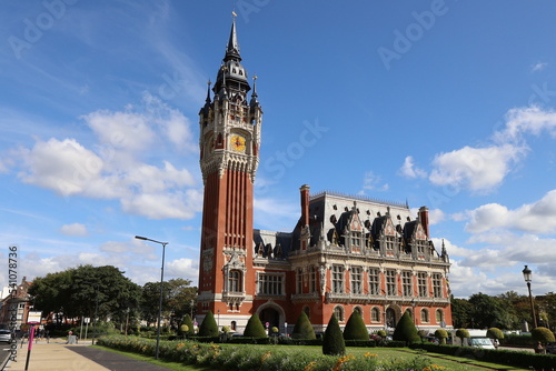 La mairie et le beffroi, vus de l'extérieur, ville de Calais, département du Pas de Calais, France