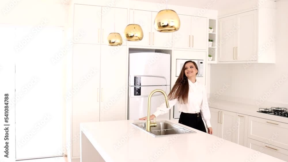 mulher feliz na cozinha 