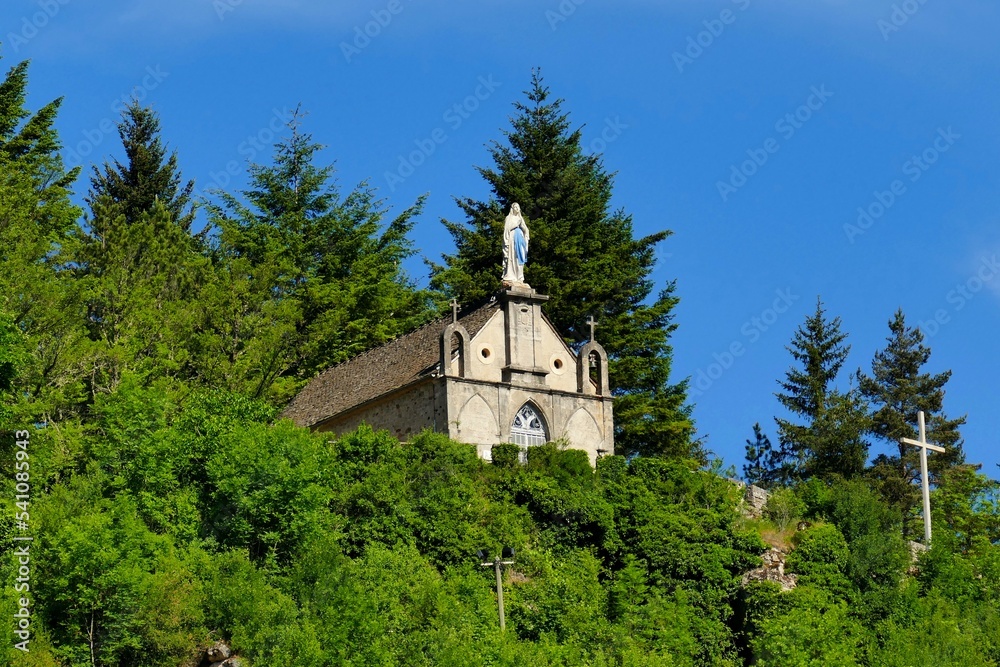 La chapelle Notre-Dame-du-Rocher dominant le village de Meyrueis