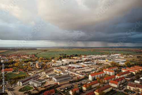 Wernigerode mit Wolken. Regen übers Land