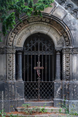 Puerta de hierro en cementerio de Olšany, Praga photo