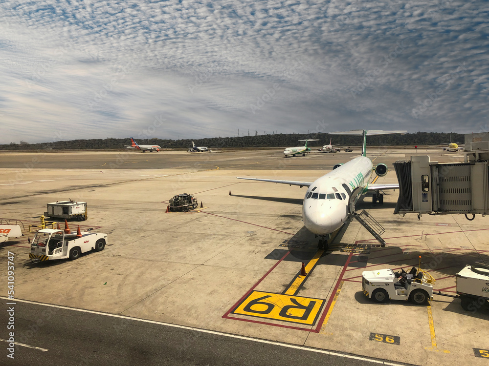 Avión de Laser Airlines en el Aeropuerto Internacional Simón Bolivar
