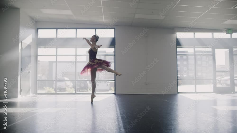 Ballerina practicing dancing en pointe in dance studio / Lehi, Utah, United States Ballerina practicing dancing en pointe in dance studio / Lehi, Utah, United States