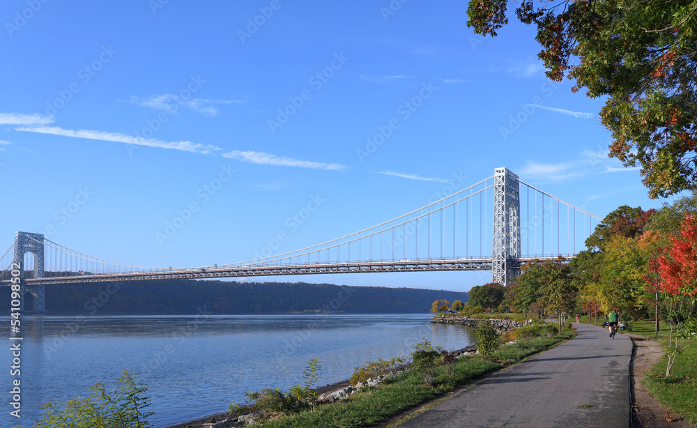 Fototapeta premium Manhattan bike trail along the Hudson River, approaching the George Washington Bridge
