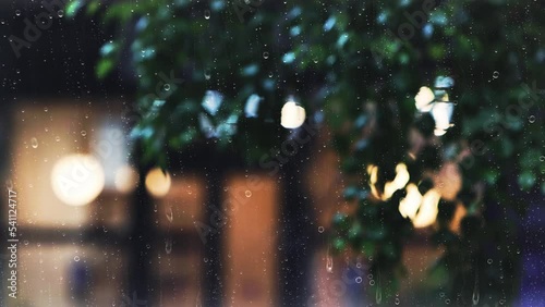 Rain and raindrops falling on the windows and leaves, and the sound of fresh showers and rain on a summer night
