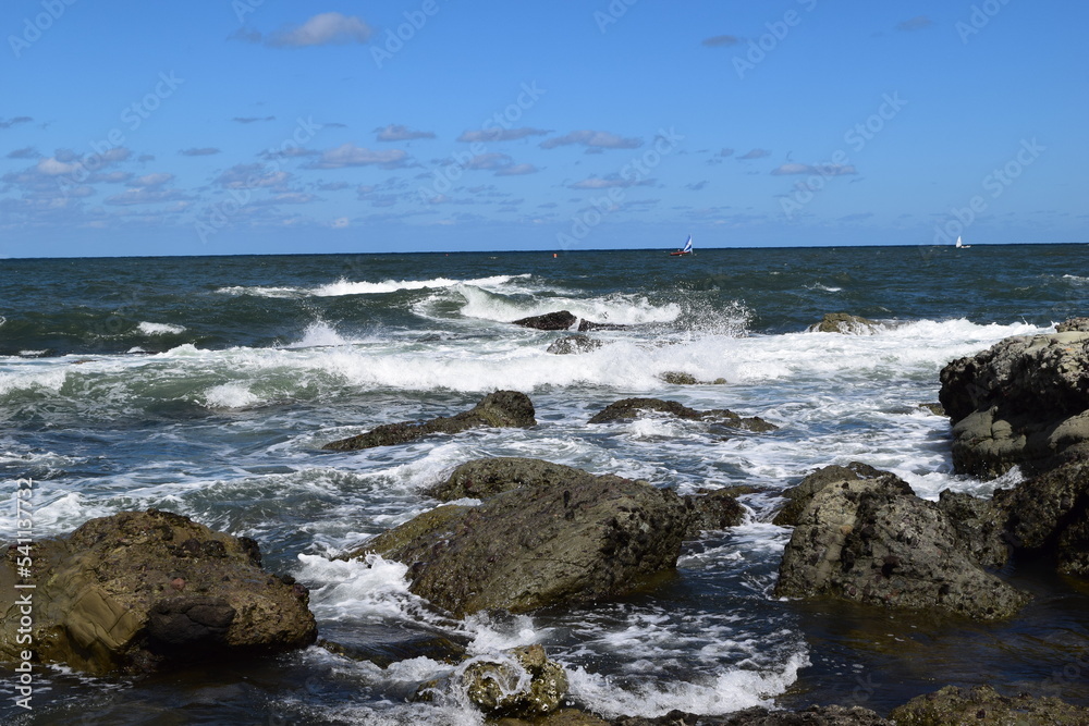 日本海の荒波 山形県庄内