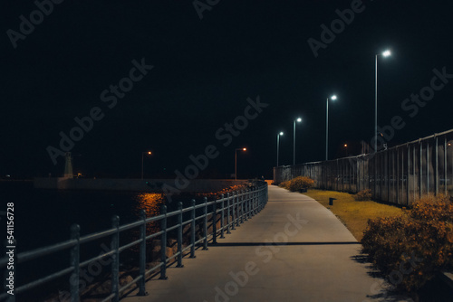 ścieżka rowerowa nocą