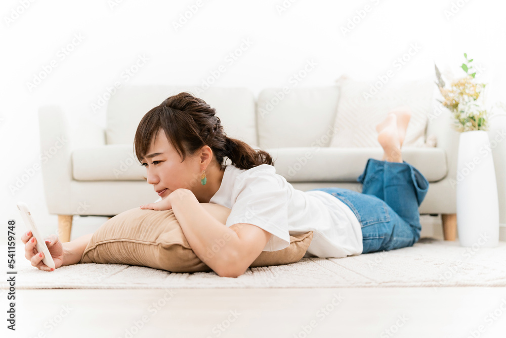 スマホで嫌なものを見たアジア人女性
スマホで嫌なものを見たアジア人女性