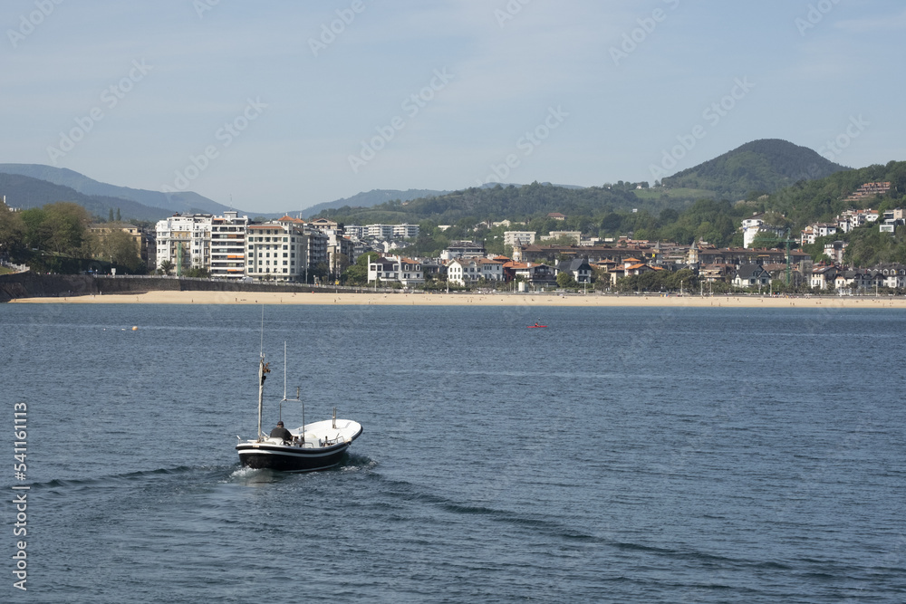 Obraz premium Boat sailing in the bay of La Concha, city of Donostia - San Sebastian, Euskadi