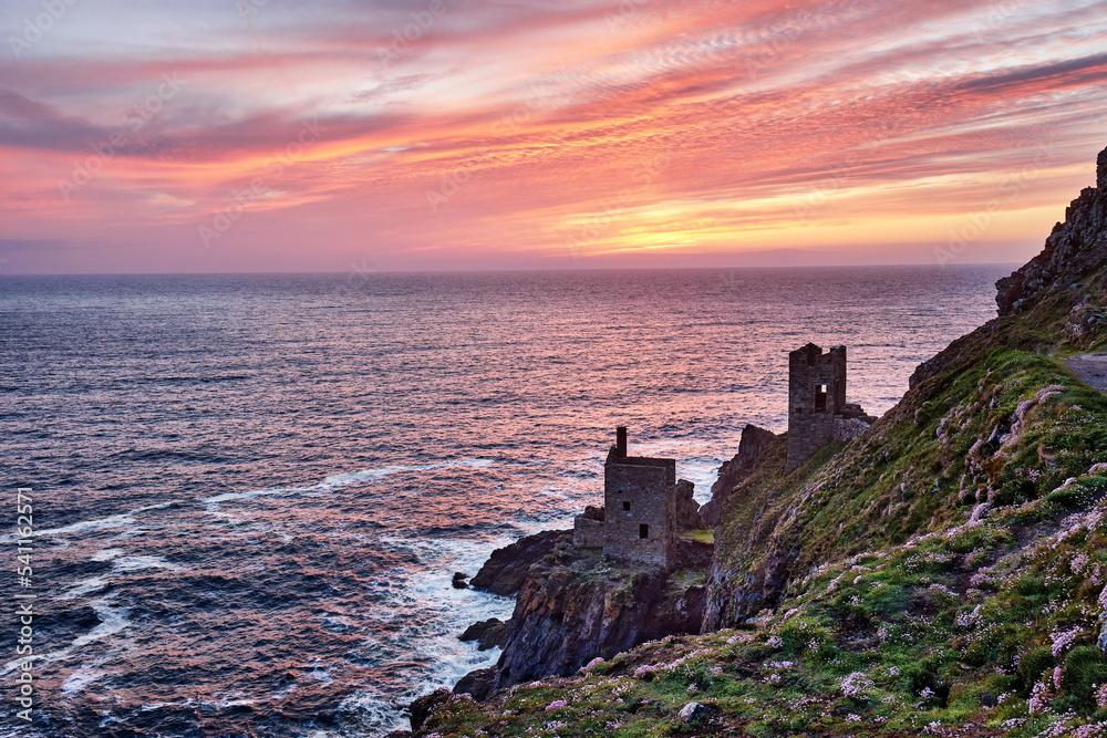 Ruine von alter Mine im Abendrot am Meer bei Sonnenuntergang, Küste von Cornwall, England