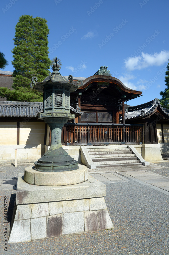 妙心寺　大方丈の唐門と灯篭　京都市右京区花園