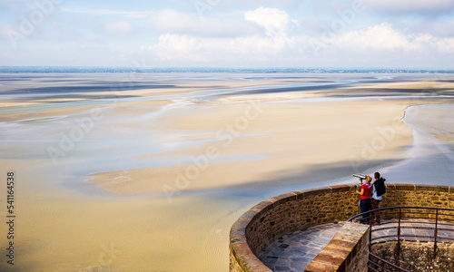Foto Tourist couple admiring the  scenic view from Le Mont Saint-Michel