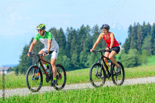 Radtour in der sommerlichen Gebirgslandschaft Vorarlbergs nahe Sulzberg