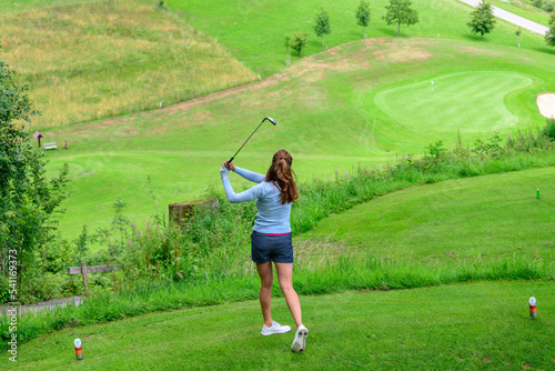 Golf-Amazone spielt einen Ball vom Abschlag aufs Grün