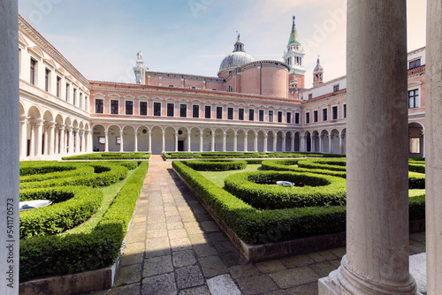 Venezia, San Giorgio Maggiora. Chiostro Palladiano con aiuole e basilica 