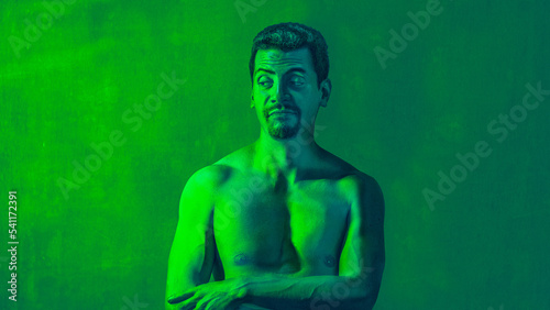 Photo Shirtless Man Standing Against Wall