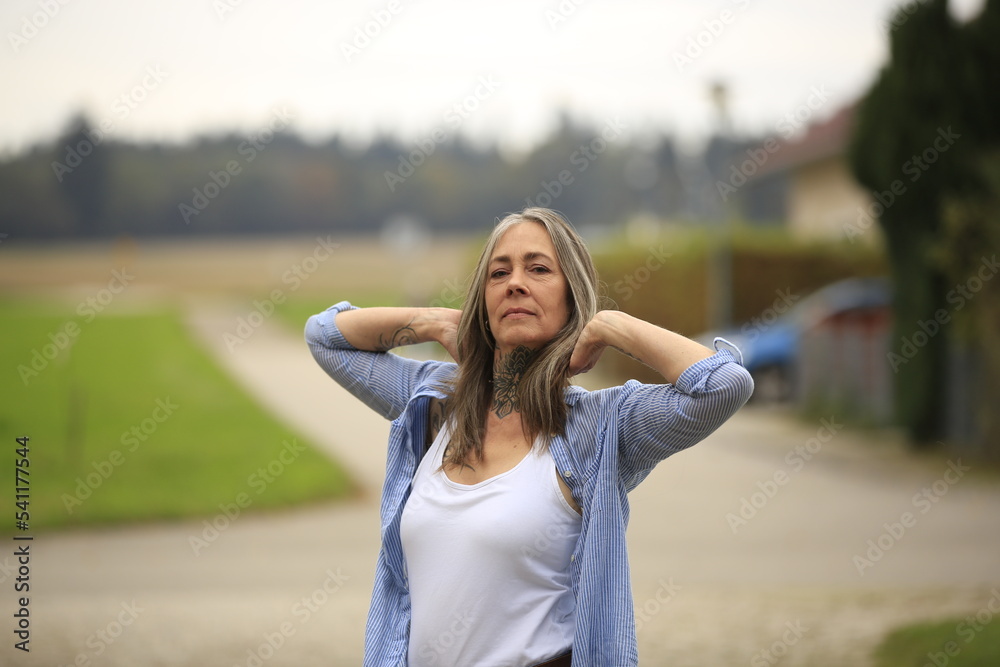 Frau im besten Alter. Nahaufnahme, lange Haare, best Ager, Silversister, 50Plus, über 50, Model