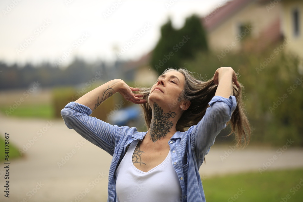 Frau im besten Alter. Nahaufnahme, lange Haare, best Ager, Silversister, 50Plus, über 50, Model, reife Frau, Silver Generation, Tattoo Model, Tattoo, graue Haare, closeup Frau im besten Alter. Nahaufnahme, lange Haare, best Ager, Silversister, 50Plus, über 50, Model, reife Frau, Silver Generation, Tattoo Model, Tattoo, graue Haare, closeup