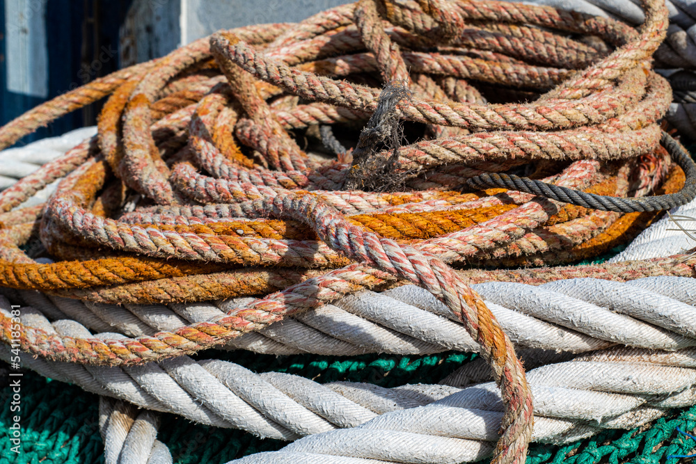 Cuerdas y redes de pesca en el puerto de pesca de Blanes.