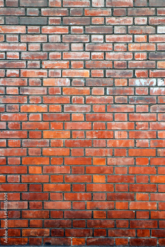 Mur de briques, couleurs en dégradé du gris au rouge foncé, joints foncés