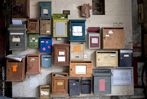 Tableau sur toile Patchwork de boîtes aux lettres hétéroclites et en désordre dans une entrée d'im