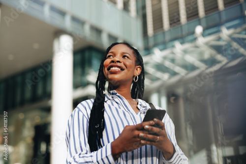 Fotografía Businesswoman using a smartphone during her morning commute