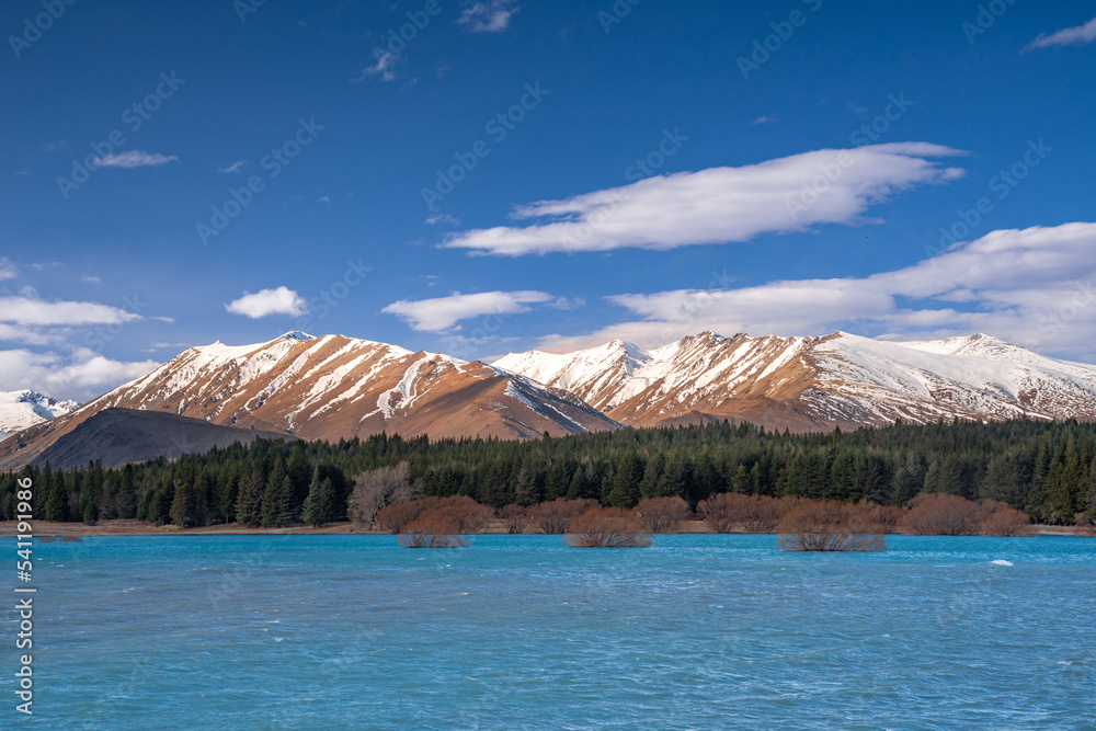 Φωτογραφία Beautiful mountainous view of the turquoise color Lake Tekapo as view from the State Highway 8