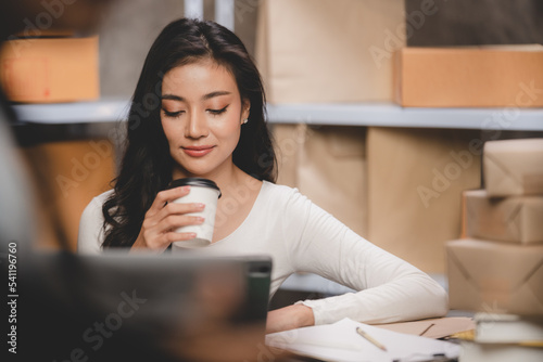 Asian woman e-business entr...