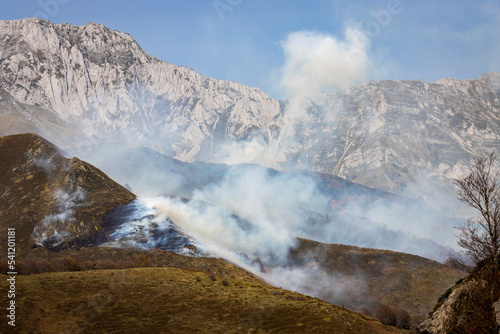 Incendie d'écobuage en montagne © Laura Truffaut