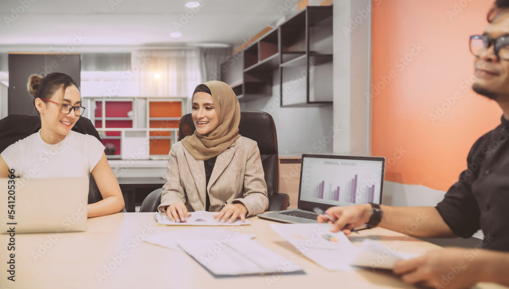 Obraz premium business muslim and asian woman and man have meeting. international convention room with group of diversity people having a conversation in workplace. adult worker present showing benefit for company