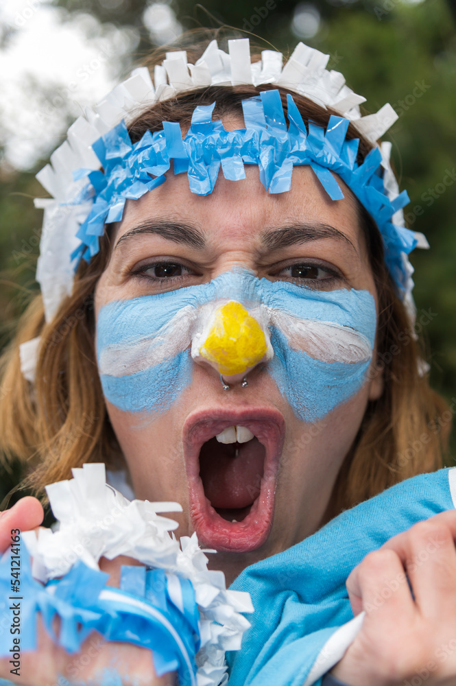 Φωτογραφία Fanática  Argentina con la cara maquillada con los colores de la bandera Argentina
