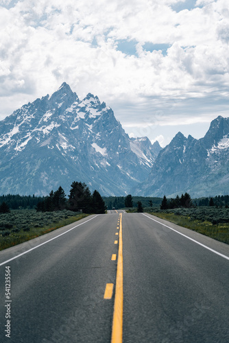 Road to the Grand Teton mountains © StefanSperl