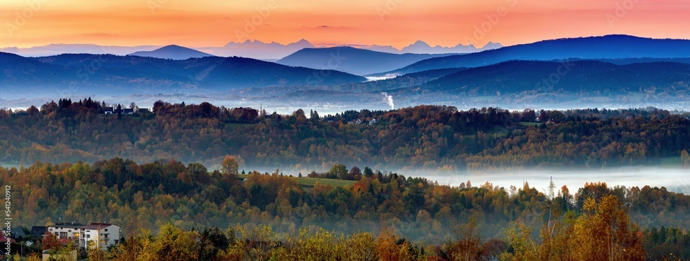 Panorama Tatr widziane z Mogilan jesienią - obrazy, fototapety, plakaty 
