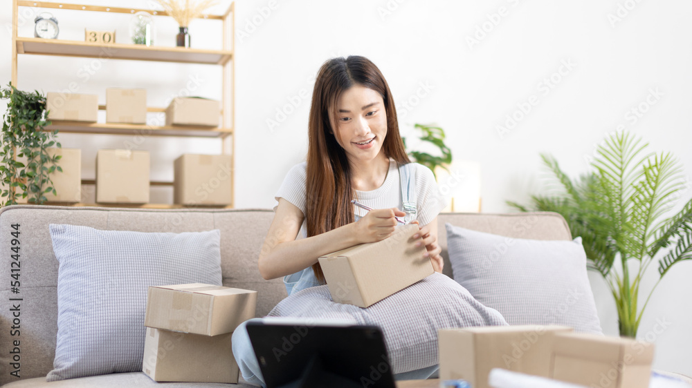 Online selling business, Small business owners are checking inventory in order to prepare them for proper delivery to customers, Online shopping SME entrepreneur, Delivery of goods to consumers. Online selling business, Small business owners are checking inventory in order to prepare them for proper delivery to customers, Online shopping SME entrepreneur, Delivery of goods to consumers.