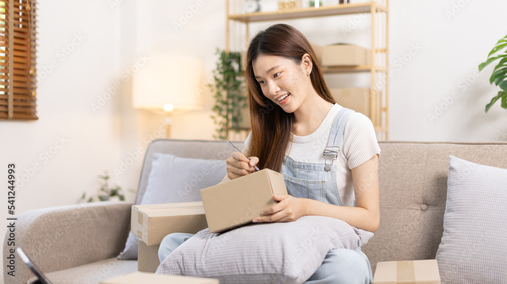 Online selling business, Small business owners are checking inventory in order to prepare them for proper delivery to customers, Online shopping SME entrepreneur, Delivery of goods to consumers. Online selling business, Small business owners are checking inventory in order to prepare them for proper delivery to customers, Online shopping SME entrepreneur, Delivery of goods to consumers.