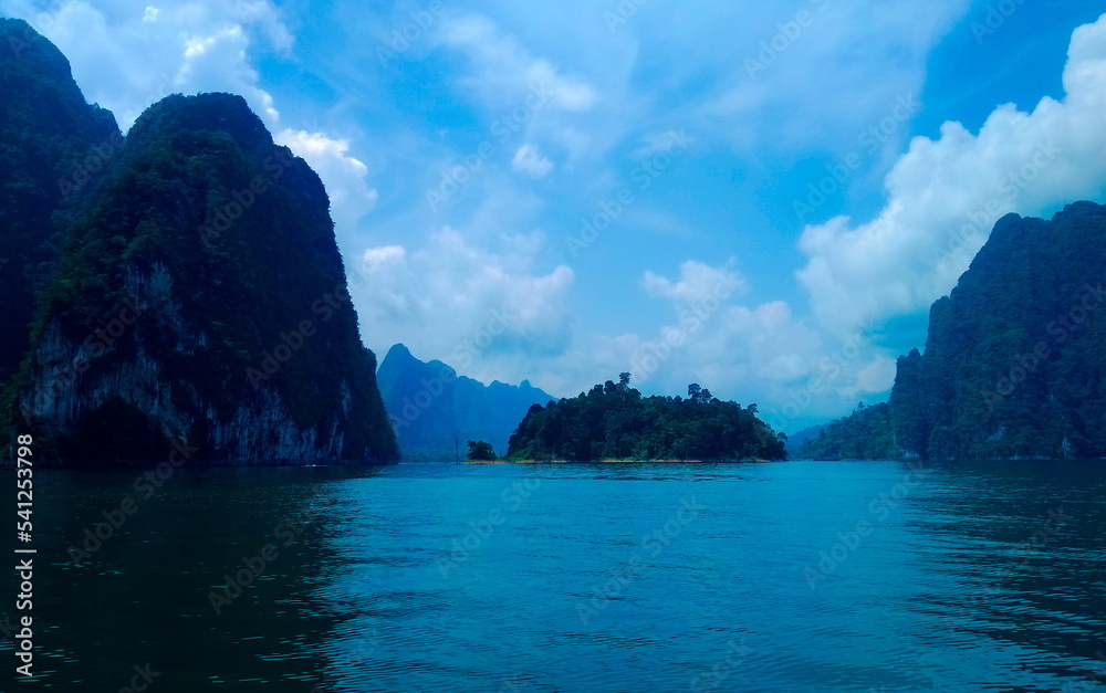 Obraz premium Picture of small islands in Cheow Lan Lake, a beautiful lake in Thailand.