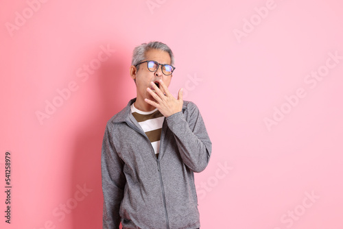 Tapety artystyczne Asian Man on Pink