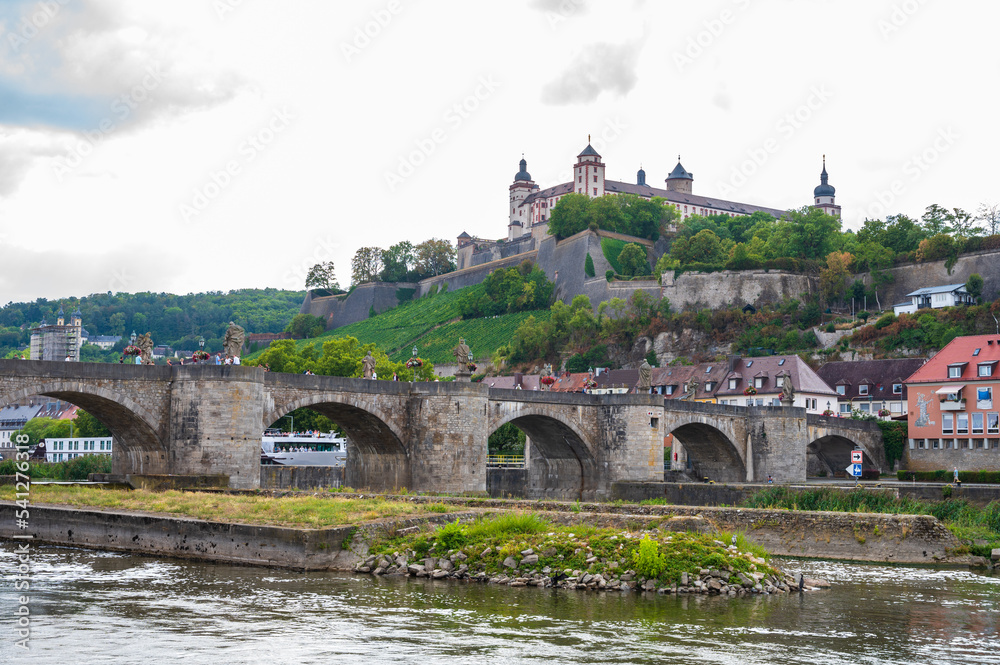 Sehenswürdigkeit in Würzburg- Festung Marienberg mit alter Mainbrücke