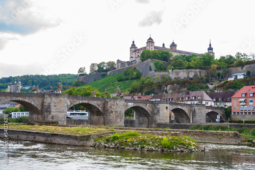 Obraz na płótnie Sehenswürdigkeit in Würzburg- Festung Marienberg mit alter Mainbrücke w salonie