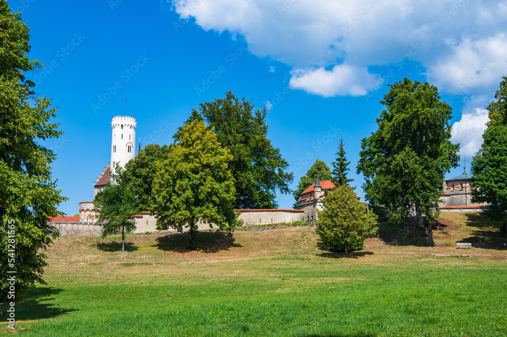 Festungsanlage von Schloss Lichtenstein am Albtrauf am Rande der Schwäbischen Alb im Landkreis Reutlingen, Baden-Württemberg