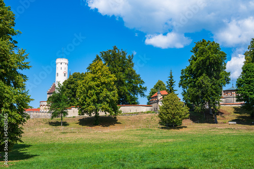 Obraz na płótnie Festungsanlage von Schloss Lichtenstein am Albtrauf am Rande der Schwäbischen Alb im Landkreis Reutlingen, Baden-Württemberg w salonie