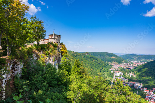 Obraz na płótnie Blick von der Steilwand Albtrauf mit Schloss Lichtenstein über dem Tal der Echaz am Rande der Schwäbischen Alb im Landkreis Reutlingen w salonie