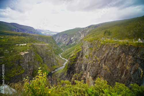 Tiefer Canyon mit dem Fluss Bjoreio im Hochland von Hardangervidda photo