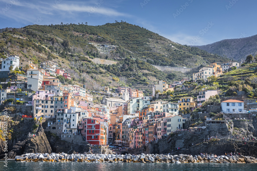 pueblo de Riomaggiore en Cinque Terre al Atardecer