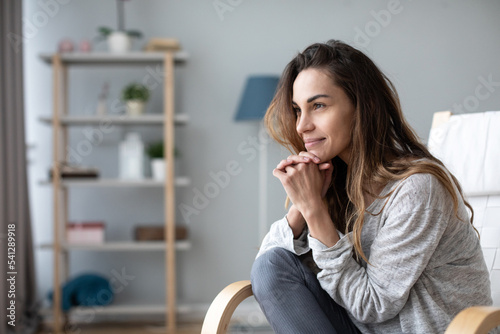 Foto Joyful happy woman close-up sitting in a chair