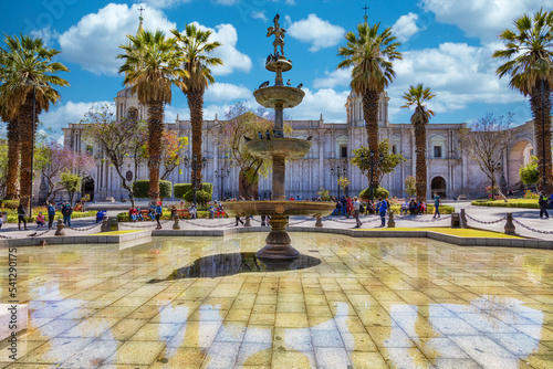 Tableau sur toile The Plaza de Armas in Arequipa, Peru with the Cathedral and the fountain