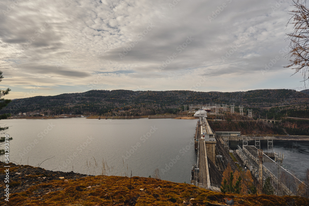 the way to the Krasnoyarsk hydroelectric power station in autumn