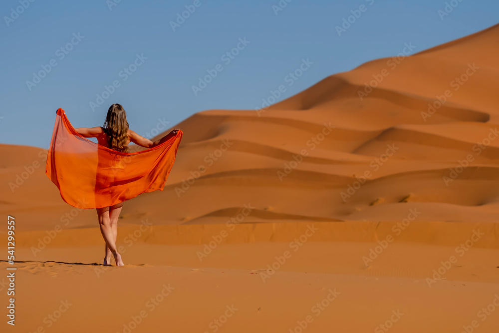 Foto de A Beautiful Model Poses Nude In The Sand Dunes In The Great