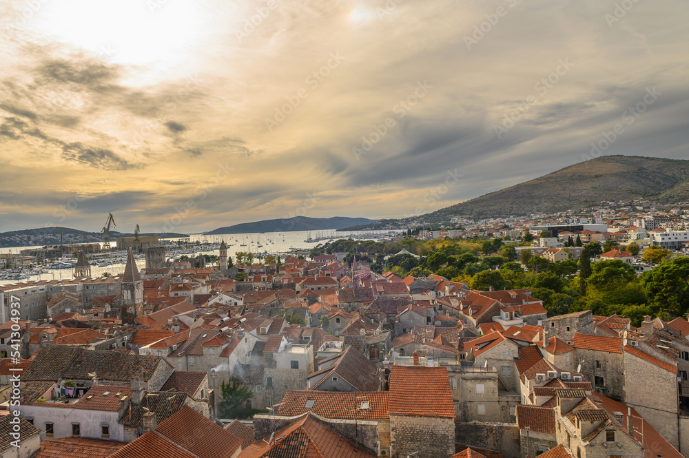 Zabytek Unesco. Miasto Trogir w Chorwacji. Widok na miasto Trogir. Wybrzeża Chorwacji. Niebieskie morze. Piękne wybrzeże. Góry i morze. Wakacje w Chorwacji. Chorwacja i morze. 