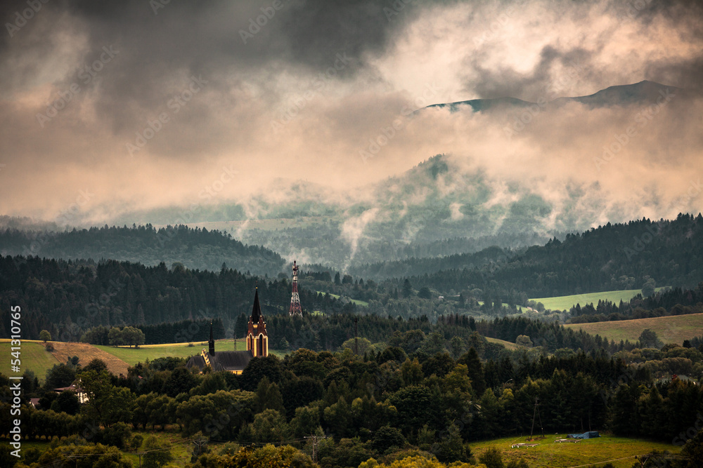 Najsłynniejszy bieszczadzki widok na Lutowiska z górami we mgle na horyzoncie, Bieszczady, Polska